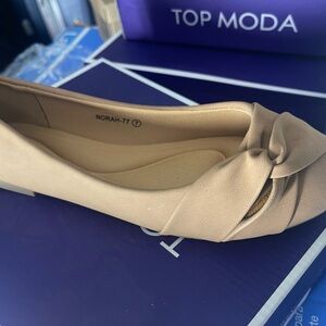 TOP Moda Tan Flats with Bow Detail